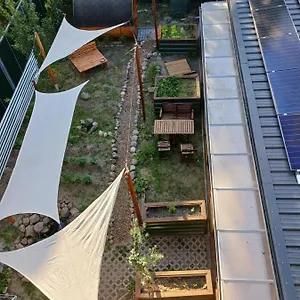Squat Deluxe Berlin, The Maison d'hôtes